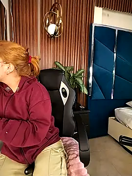 Snapshot of sara-lopez1 chatting on 10/24/25, 12:15 sara-lopez1 online show from 10/24/25, 12:15