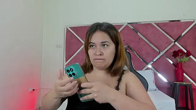 Snapshot of sara-lopez1 chatting on 09/26/25, 11:39 sara-lopez1 online show from 09/26/25, 11:39