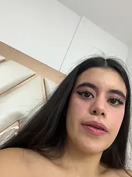 CoralineRusso1 online show from 11/19/25, 06:35