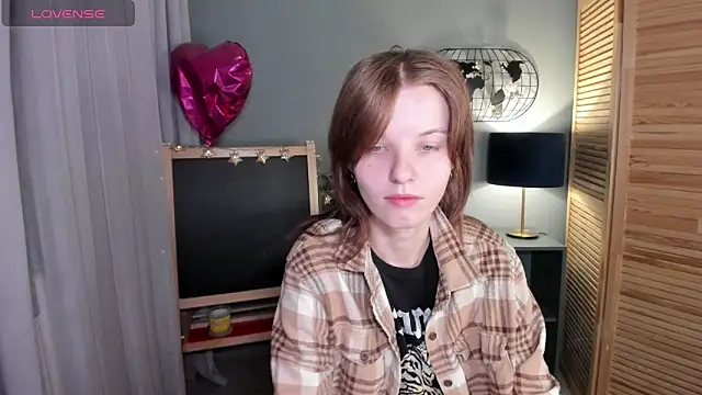 Snapshot of Madelaineses chatting on 10/17/25, 11:23 Madelaineses online show from 10/17/25, 11:23