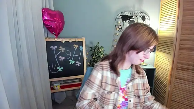 Snapshot of Madelaineses chatting on 11/06/25, 09:13 Madelaineses online show from 11/06/25, 09:13