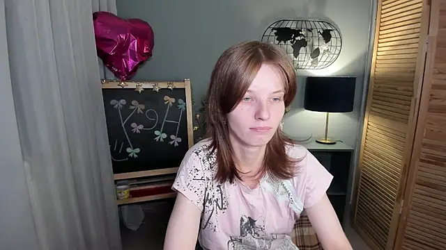 Snapshot of Madelaineses chatting on 11/12/25, 09:57 Madelaineses online show from 11/12/25, 09:57