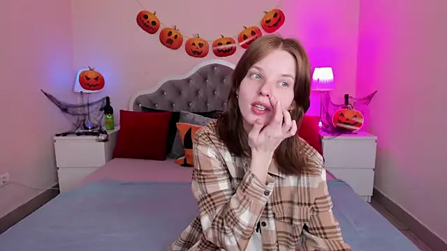 Snapshot of Madelaineses chatting on 10/22/25, 10:04 Madelaineses online show from 10/22/25, 10:04