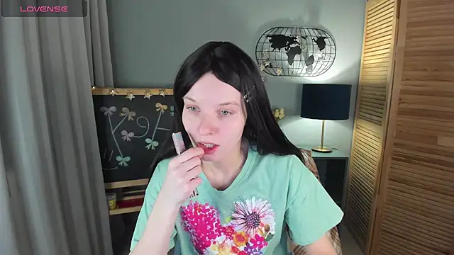 Snapshot of Madelaineses chatting on 11/29/25, 10:04 Madelaineses online show from 11/29/25, 10:04