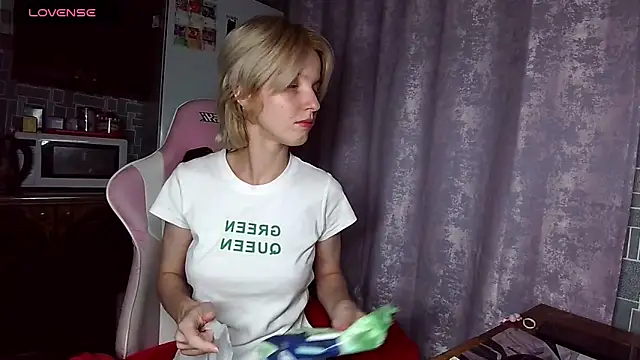Snapshot of Madelaineses chatting on 07/12/26, 06:31 Madelaineses online show from 07/12/26, 06:31