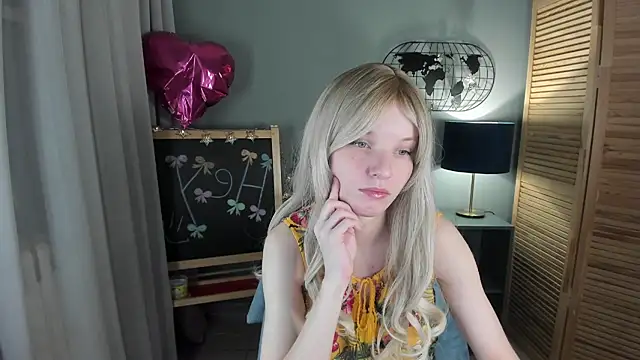 Snapshot of Madelaineses chatting on 11/16/25, 10:09 Madelaineses online show from 11/16/25, 10:09