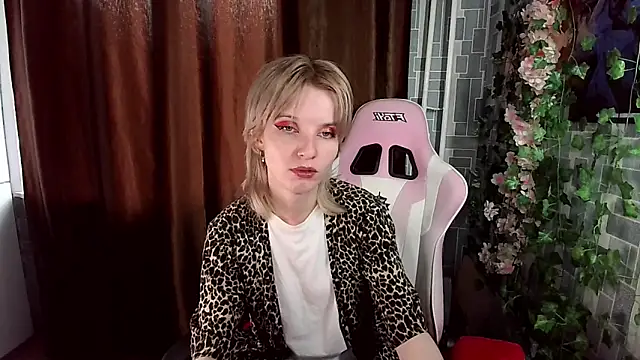 Snapshot of Madelaineses chatting on 05/24/26, 02:33 Madelaineses online show from 05/24/26, 02:33