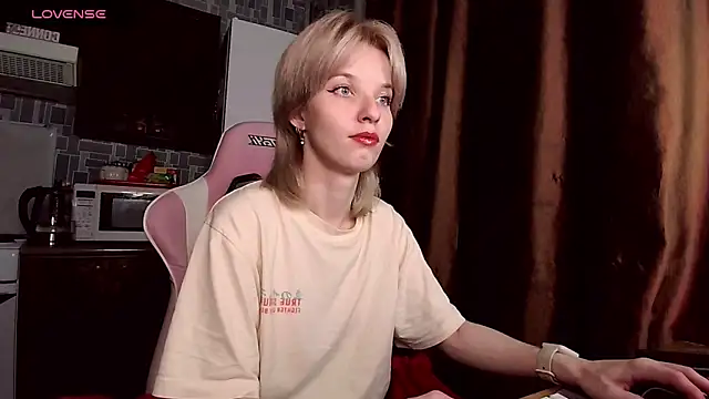 Snapshot of Madelaineses chatting on 05/28/26, 05:30 Madelaineses online show from 05/28/26, 05:30