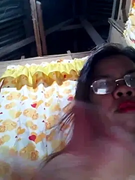 Snapshot of Huge_mama69 chatting on 07/15/26, 01:40 Huge mama69 online show from 07/15/26, 01:40