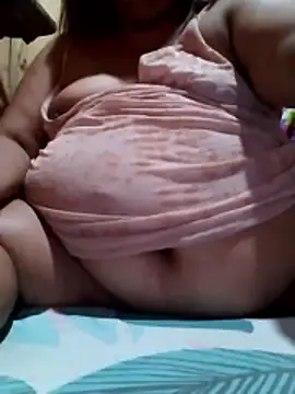 Snapshot of Huge_mama69 chatting on 12/18/25, 02:32 Huge mama69 online show from 12/18/25, 02:32