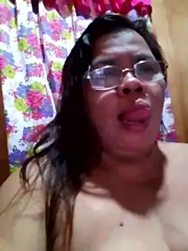 Snapshot of Huge_mama69 chatting on 10/25/25, 08:53 Huge mama69 online show from 10/25/25, 08:53