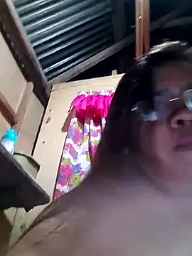 Snapshot of Huge_mama69 chatting on 10/15/25, 05:32 Huge mama69 online show from 10/15/25, 05:32