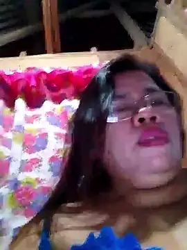 Snapshot of Huge_mama69 chatting on 10/19/25, 01:47 Huge mama69 online show from 10/19/25, 01:47