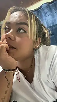 Snapshot of EmilyDuran_ chatting on 04/21/26, 02:51 EmilyDuran online show from 04/21/26, 02:51