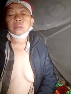 Snapshot of VangLe73 chatting on 11/01/25, 12:06 VangLe73 online show from 11/01/25, 12:06