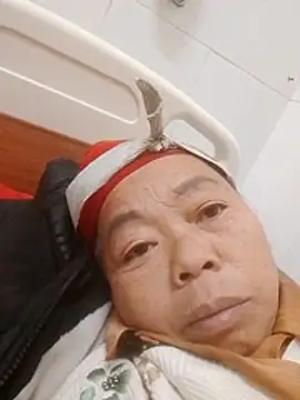 Snapshot of VangLe73 chatting on 12/17/25, 12:43 VangLe73 online show from 12/17/25, 12:43