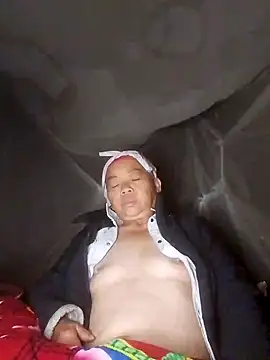 Snapshot of VangLe73 chatting on 11/07/25, 07:51 VangLe73 online show from 11/07/25, 07:51