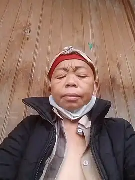 Snapshot of VangLe73 chatting on 11/02/25, 12:26 VangLe73 online show from 11/02/25, 12:26