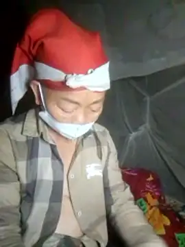 Snapshot of VangLe73 chatting on 10/31/25, 12:02 VangLe73 online show from 10/31/25, 12:02