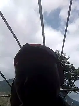 Snapshot of VangLe73 chatting on 10/28/25, 03:40 VangLe73 online show from 10/28/25, 03:40