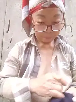 Snapshot of VangLe73 chatting on 10/30/25, 09:40 VangLe73 online show from 10/30/25, 09:40