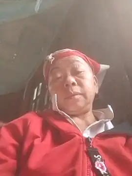 Snapshot of VangLe73 chatting on 10/24/25, 03:05 VangLe73 online show from 10/24/25, 03:05