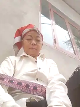 Snapshot of VangLe73 chatting on 10/26/25, 04:57 VangLe73 online show from 10/26/25, 04:57