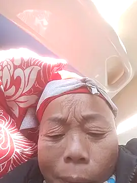 Snapshot of VangLe73 chatting on 12/15/25, 06:08 VangLe73 online show from 12/15/25, 06:08