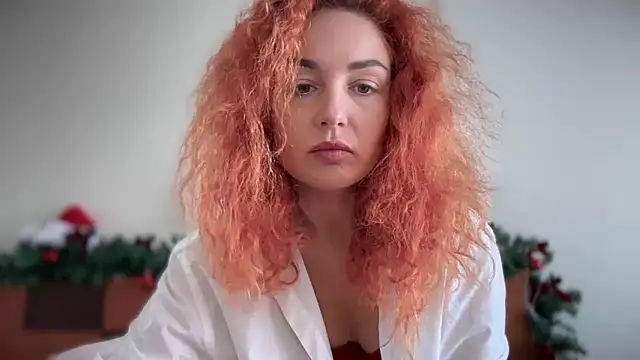 Snapshot of Reddgiirl chatting on 12/20/25, 01:03 Reddgiirl online show from 12/20/25, 01:03