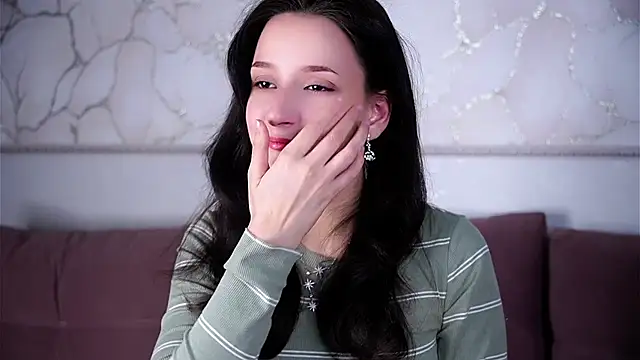 Snapshot of FalineBeacher chatting on 12/15/25, 02:12 FalineBeacher online show from 12/15/25, 02:12