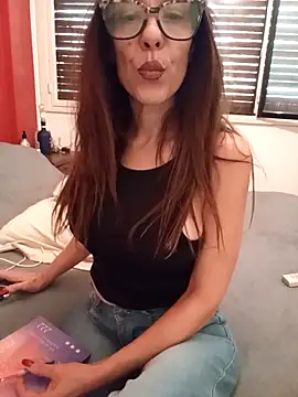 Snapshot of Esmeralda_passion chatting on 10/15/25, 01:52 Esmeralda passion online show from 10/15/25, 01:52