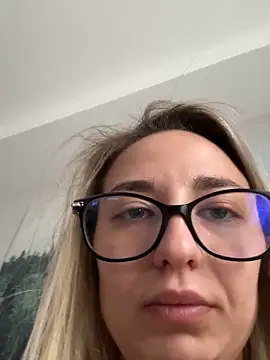 Snapshot of Celine_charme chatting on 10/16/25, 06:10 Celine charme online show from 10/16/25, 06:10