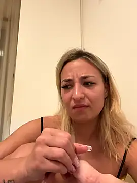 Snapshot of Celine_charme chatting on 09/21/25, 02:06 Celine charme online show from 09/21/25, 02:06