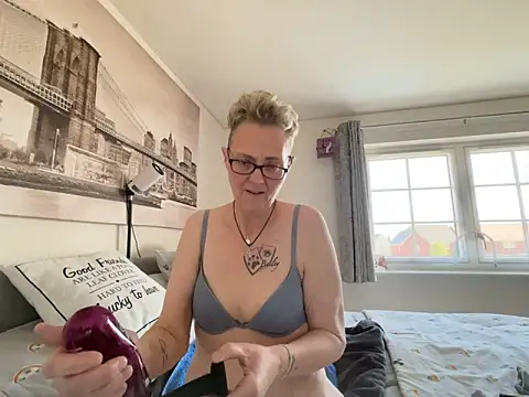 Curvy-Jinx online show from 04/13/26, 08:40