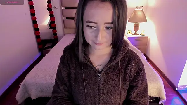 Snapshot of daniela_yenert chatting on 09/30/25, 02:12 daniela yenert online show from 09/30/25, 02:12