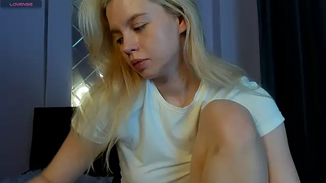 Snapshot of AlisaGoldie chatting on 10/02/25, 08:40 AlisaGoldie online show from 10/02/25, 08:40