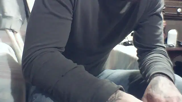 Snapshot of Luv2SuckBWC92 chatting on 01/15/26, 04:05 Luv2SuckBWC92 online show from 01/15/26, 04:05