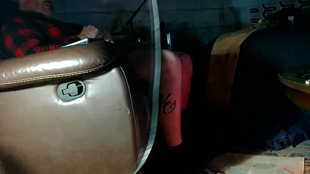 Luv2SuckBWC92 online show from 12/18/25, 03:05