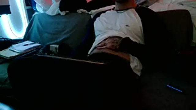 Luv2SuckBWC92 online show from 12/04/25, 05:50