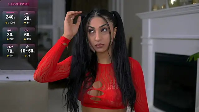 Snapshot of EmaHallee chatting on 10/30/25, 04:00 EmaHallee online show from 10/30/25, 04:00