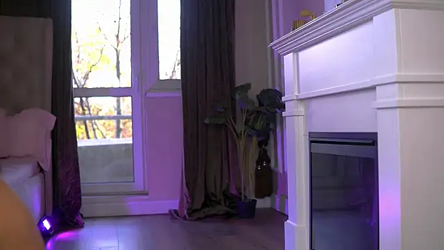 EmaHallee online show from 04/12/26, 05:00