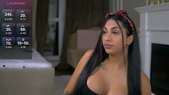 Snapshot of EmaHallee chatting on 10/29/25, 04:11 EmaHallee online show from 10/29/25, 04:11