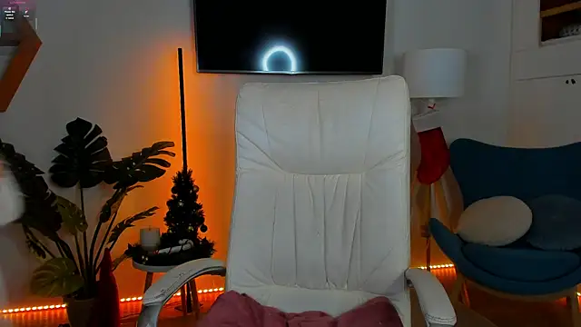 Baby  Lola online show from 12/19/25, 07:11