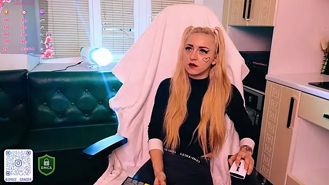 Snapshot of space_danger chatting on 10/18/25, 02:08 space danger online show from 10/18/25, 02:08