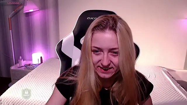 Snapshot of space_danger chatting on 12/15/25, 06:19 space danger online show from 12/15/25, 06:19