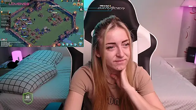 Snapshot of space_danger chatting on 11/28/25, 02:39 space danger online show from 11/28/25, 02:39