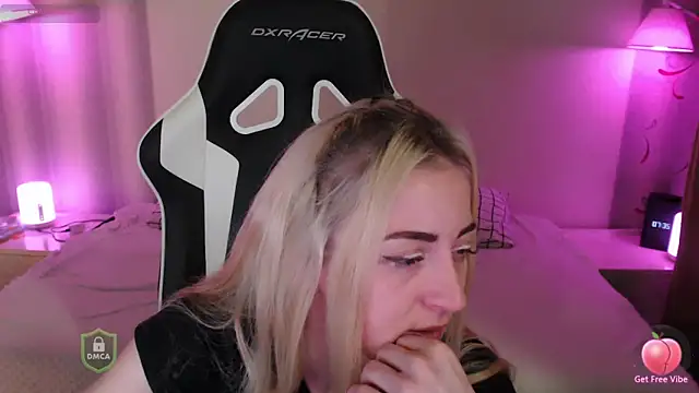 Snapshot of space_danger chatting on 11/30/25, 04:35 space danger online show from 11/30/25, 04:35