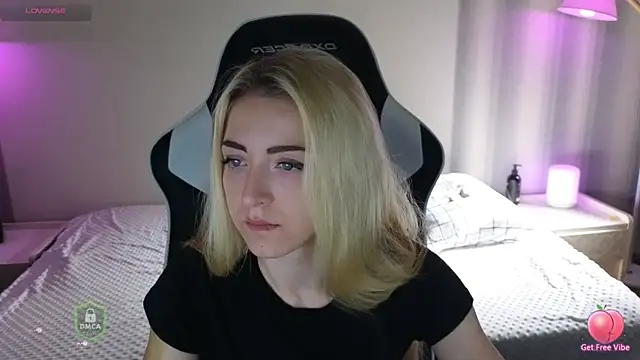 Snapshot of space_danger chatting on 12/05/25, 04:22 space danger online show from 12/05/25, 04:22