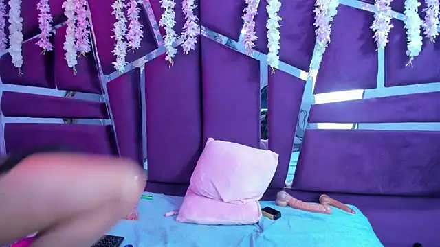 Miaa Davis  online show from 10/31/25, 02:57