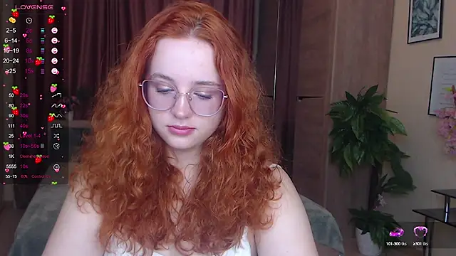 Snapshot of LunaSweet18 chatting on 10/09/25, 11:33 LunaSweet18 online show from 10/09/25, 11:33